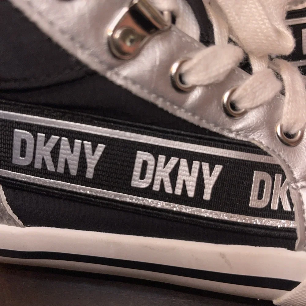 DKNY Hannah Vertical High Top Sneakers Girls Size 11 Youth Black White‎ Silver
